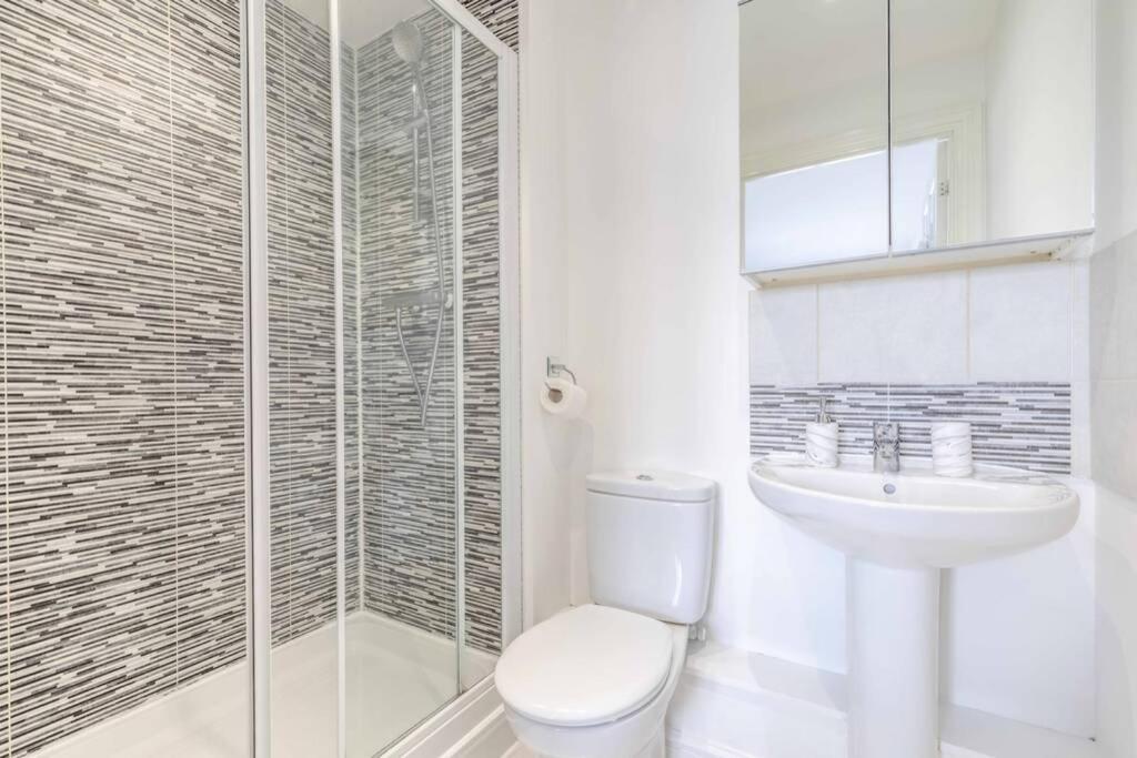 2 Bed & 2 Bath Cosy Apartment Slough- Free Parking Exterior foto